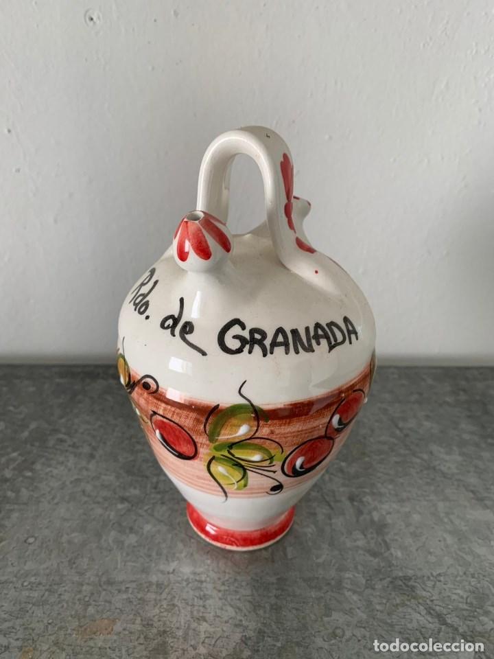 Antig&uuml;edades: BOTIJO RECUERDO DE GRANADA CON DIBUJOS - Foto 1