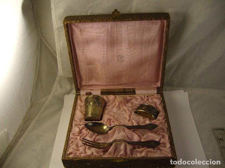 Oggetti Antichi: SET DE CUATRO PIEZAS ALPACA  BA&Ntilde;O DE PLATA, VASO, CUCHARA, SERVILLETERO EN SU ESTUCHE