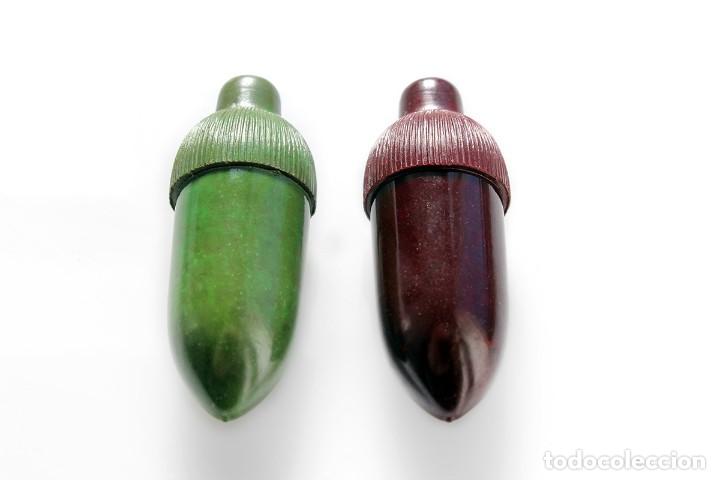 Antig&uuml;edades: 2 originales cajitas de baquelita con forma de bellota, a rosca. Marr&oacute;n y verde Pastillero o similar