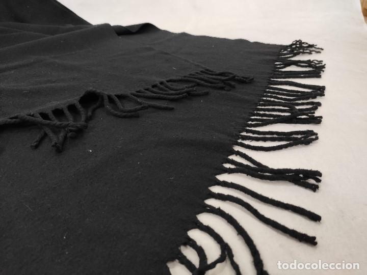 Antig&uuml;edades: Antiguo tapabocas negro de pa&ntilde;o - Foto 3