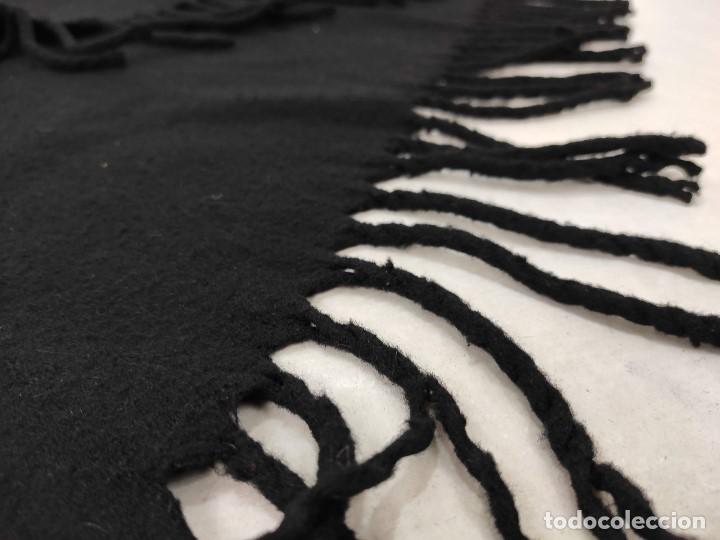 Antig&uuml;edades: Antiguo tapabocas negro de pa&ntilde;o - Foto 4