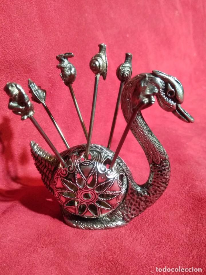 Antiguidades: PALILLERO PLATEADO EN FORMA DE CISNE CON SEIS PINCHOS CON MANGO DE MONO, RANA, CARACOL Y CONEJO