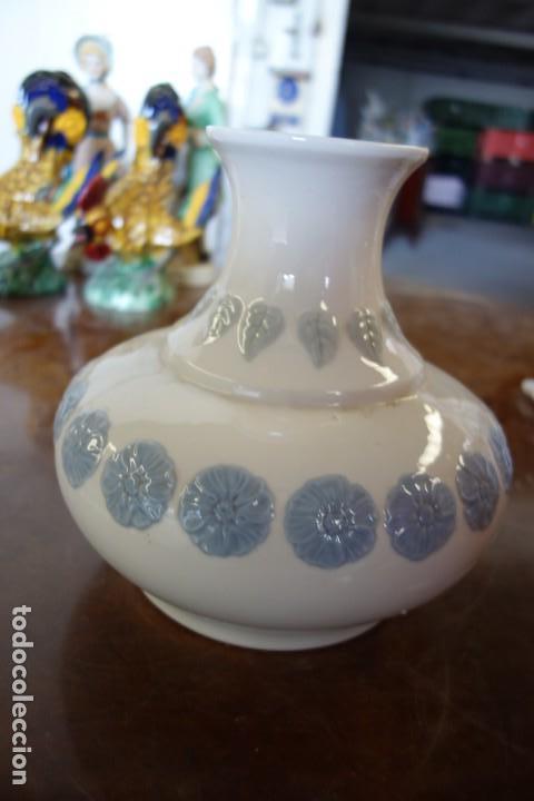 Antig&uuml;edades: FLORERO DE PORCELANA DE LLADR&Oacute; - Foto 2