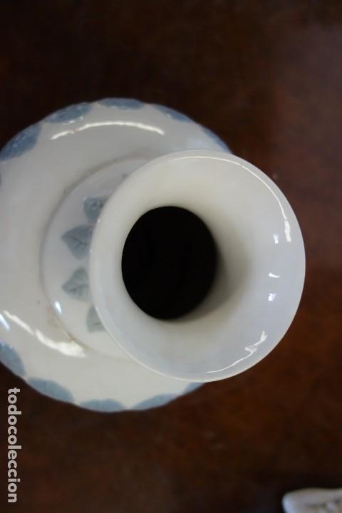 Antig&uuml;edades: FLORERO DE PORCELANA DE LLADR&Oacute; - Foto 3