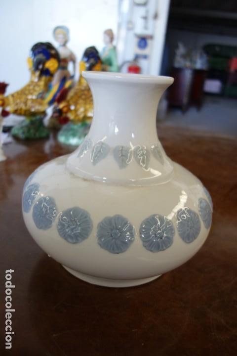 Antig&uuml;edades: FLORERO DE PORCELANA DE LLADR&Oacute; - Foto 1