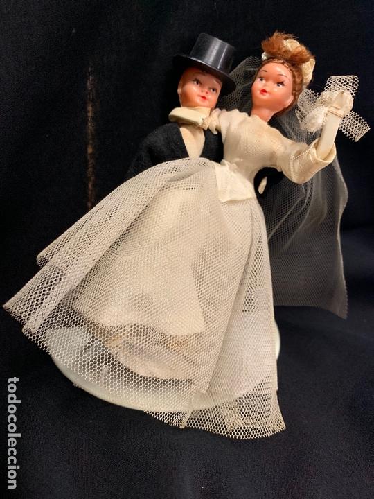 Oggetti Antichi: Curiosos novios o mu&ntilde;ecos para el pastel de boda, en celuloide y tul. Miden unos 15cms de altura