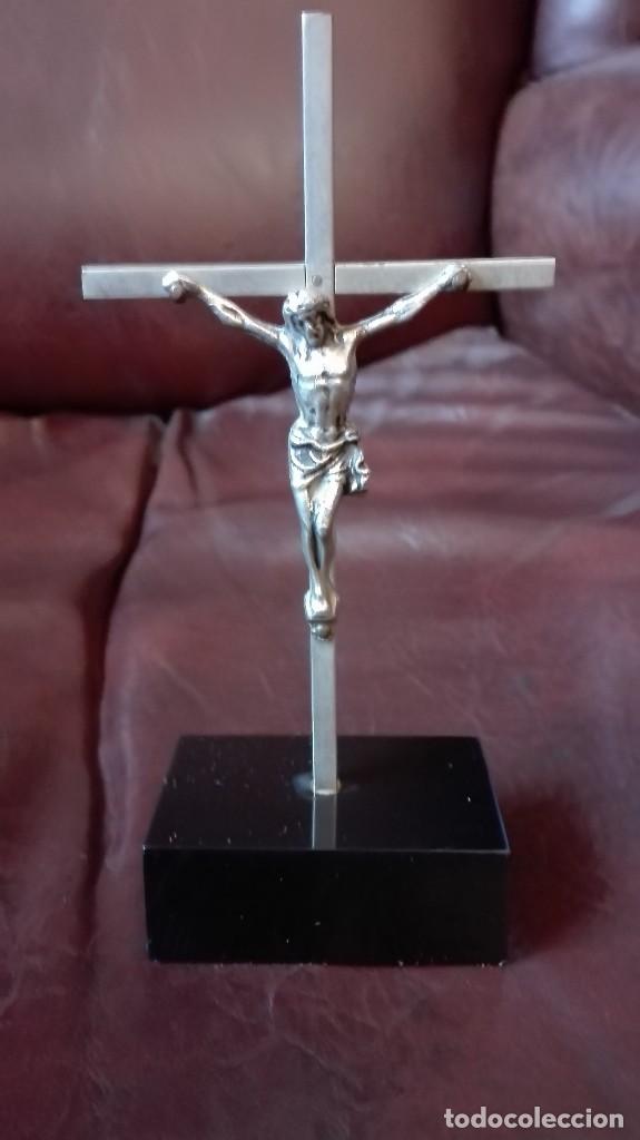 Antig&uuml;edades: Cristo de metal con peana - Foto 1
