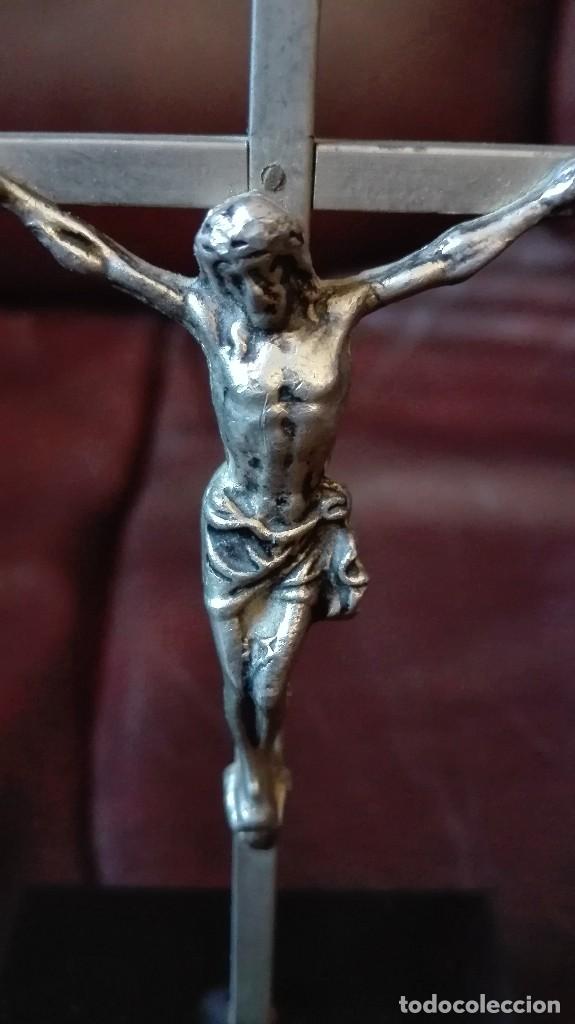 Antig&uuml;edades: Cristo de metal con peana - Foto 2