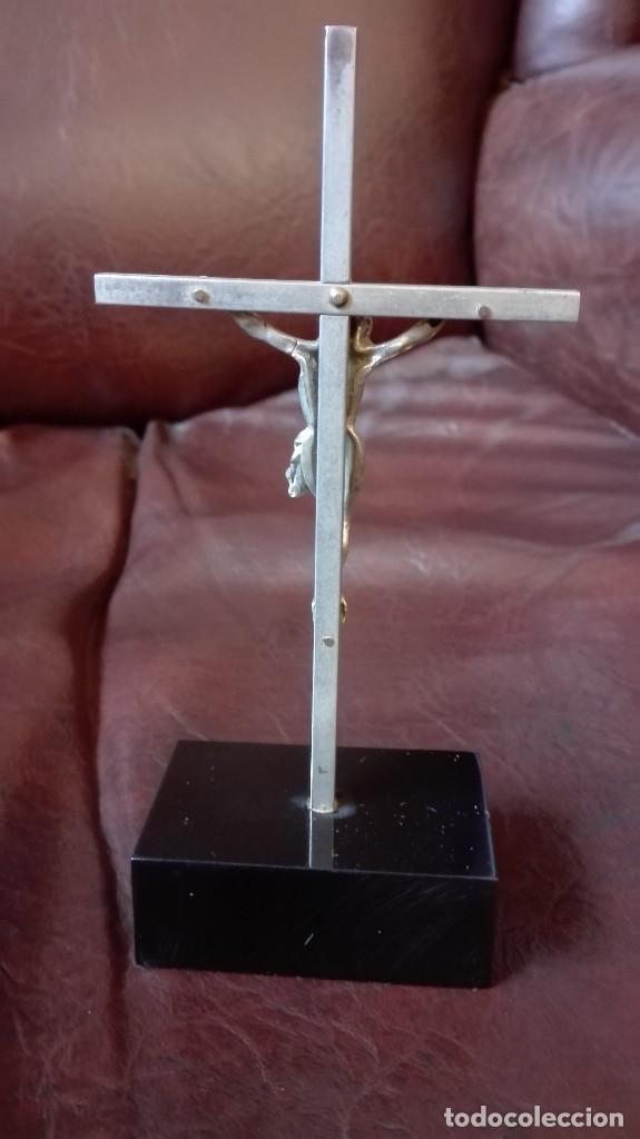 Antig&uuml;edades: Cristo de metal con peana - Foto 3