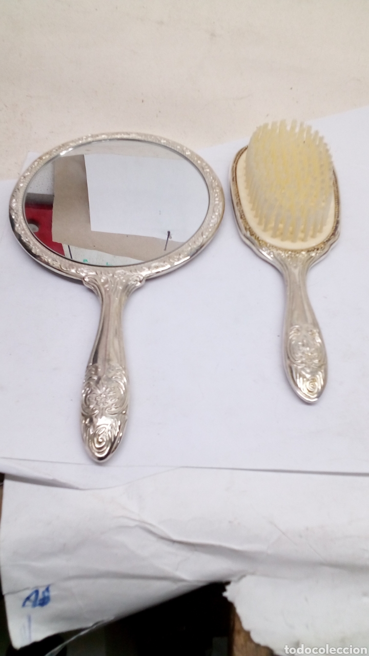 Antig&uuml;edades: Espejo y cepillo a juegocon relieves decorativos - Foto 1