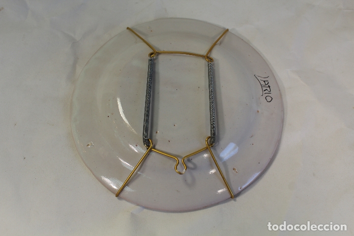 Antig&uuml;edades: plato en ceramica lario - Foto 2