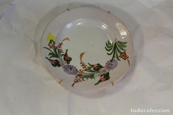 Antig&uuml;edades: plato en ceramica lario - Foto 1