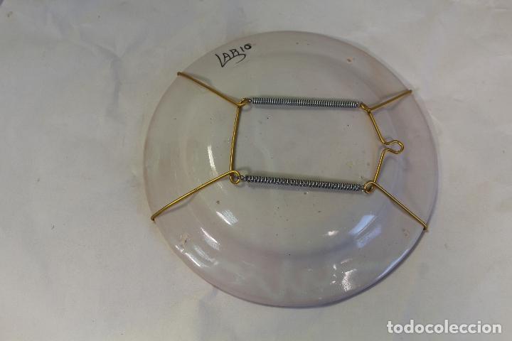 Antig&uuml;edades: plato en ceramica lario - Foto 2