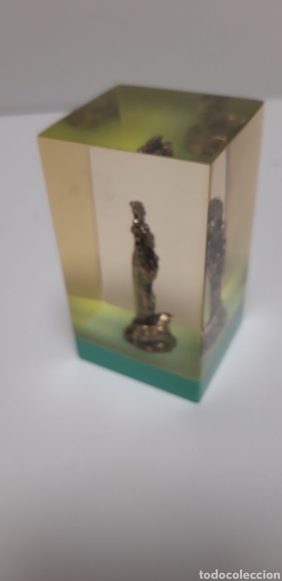 Antig&uuml;edades: Virgen en metacrilato 7 x 3 5 cm - Foto 2