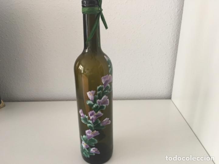 Oggetti Antichi: Botella en vidrio decorada con motivos florales.