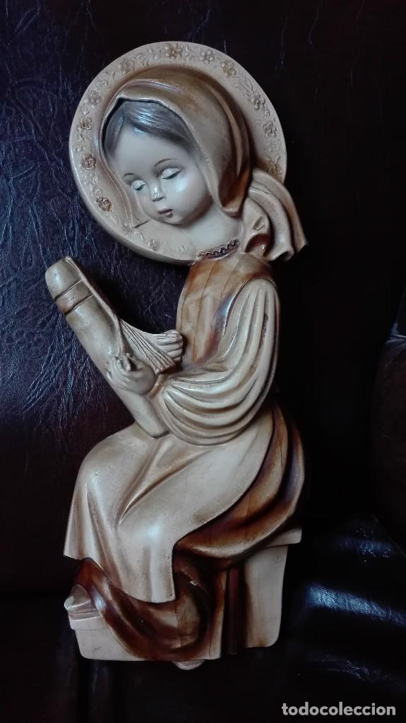 Antiguidades: Virgen Ni&ntilde;a de yeso policromado