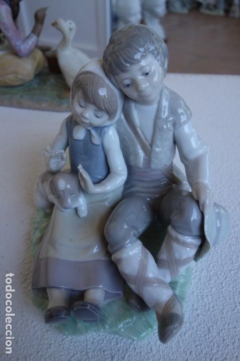 Antig&uuml;edades: Hermanos descansando figura de Lladro - Foto 1