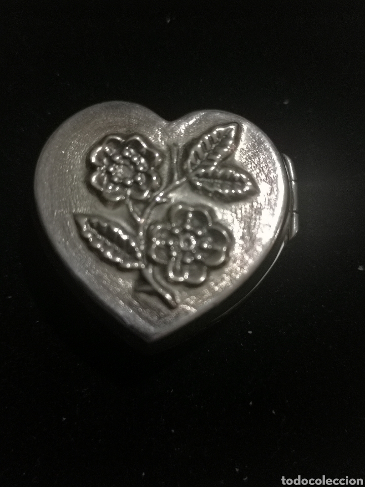 Antig&uuml;edades: Caja antigua de plata con forma de coraz&oacute;n - Foto 1