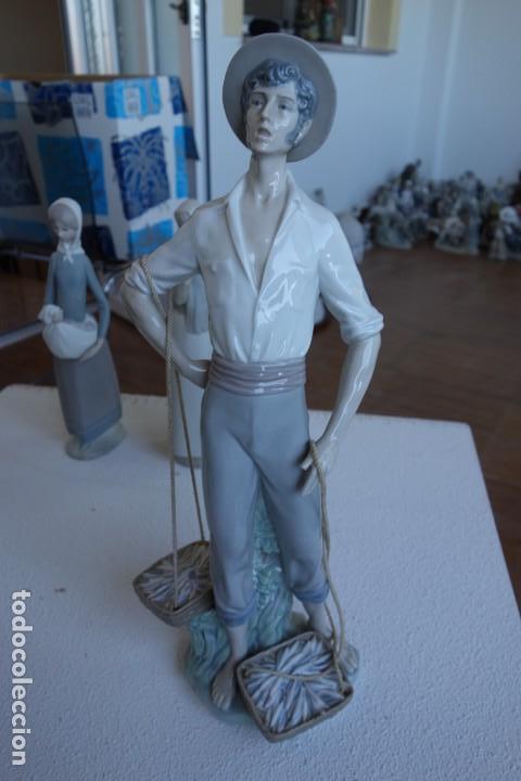 Antig&uuml;edades: Vendedor de pescado de LLADR&Oacute; , perfecta - Foto 1
