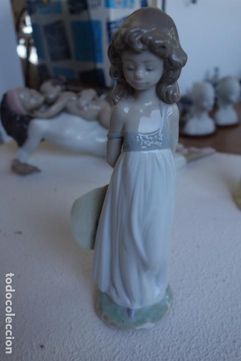 Antig&uuml;edades: Ni&ntilde;a con pamela en las manos de LLADR&Oacute; . - Foto 1