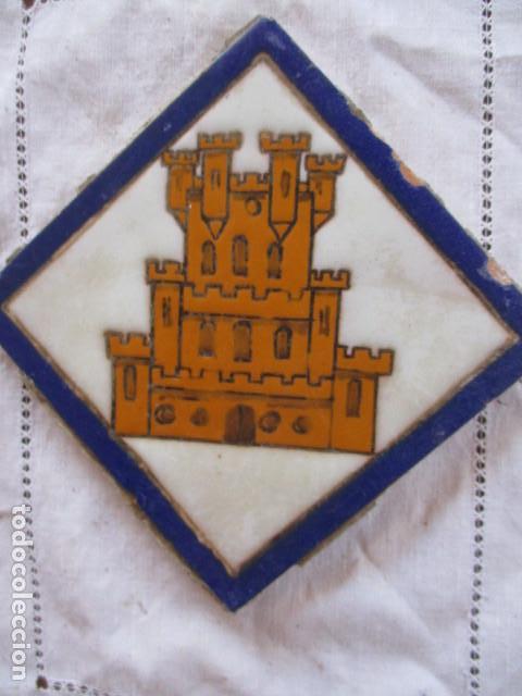 Antig&uuml;edades: azulejo heraldico Ramos Rejano - Foto 1