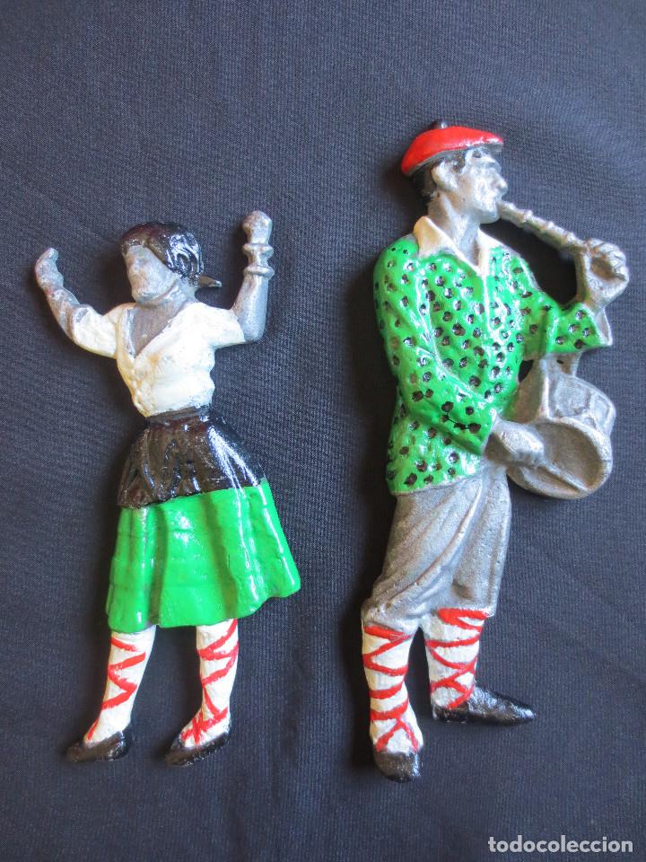 Antig&uuml;edades: RELIEVES METALICOS DE TXISTULARI Y DANTZARI - Foto 1