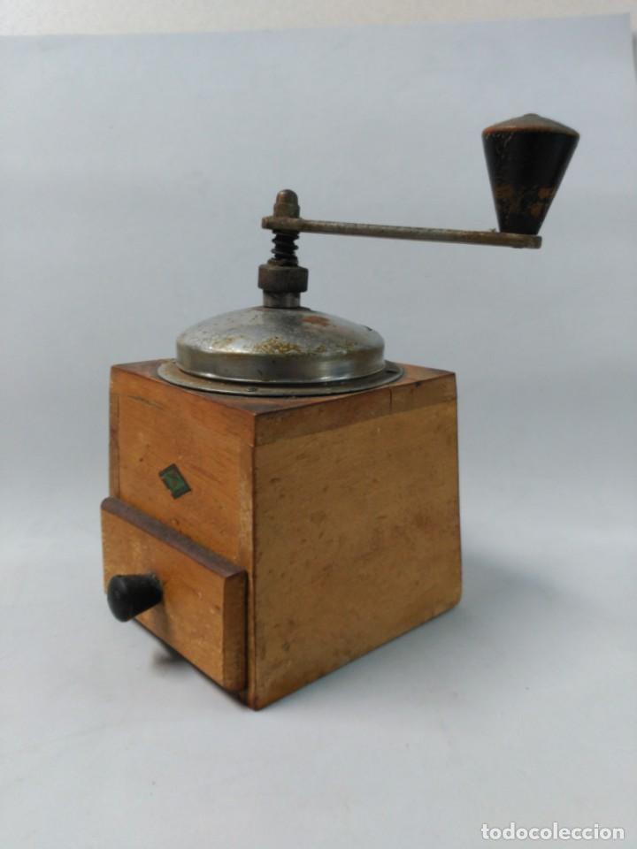 Antiquit&auml;ten: MOLINILLO DE CAFE BREVETTI, MADERA Y METAL, CAJON INFERIOR Y MANUBRIO SUPERIOR