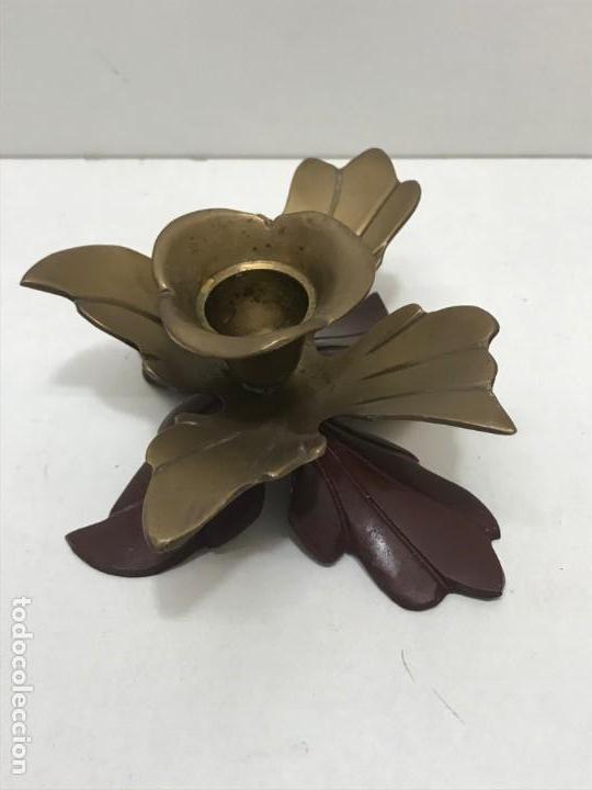 Antig&uuml;edades: PORTAVELAS FORMA DE FLOR BRONCE - Foto 2