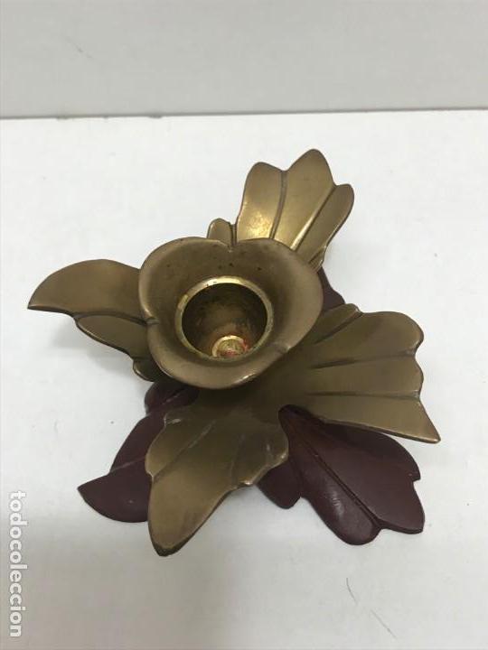 Antig&uuml;edades: PORTAVELAS FORMA DE FLOR BRONCE - Foto 3