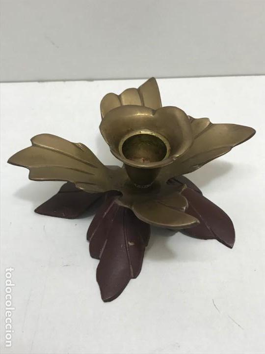 Antig&uuml;edades: PORTAVELAS FORMA DE FLOR BRONCE - Foto 1