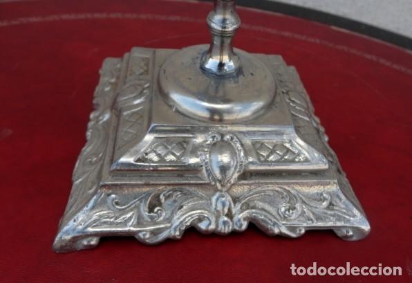 Antig&uuml;edades: candelabro en metal plateado, labrado - Foto 3