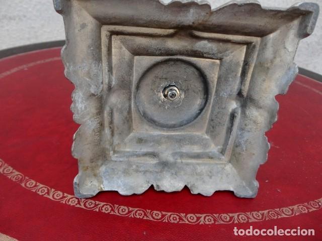 Antig&uuml;edades: candelabro en metal plateado, labrado - Foto 4