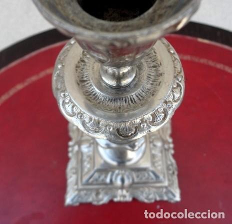 Antig&uuml;edades: candelabro en metal plateado, labrado - Foto 2