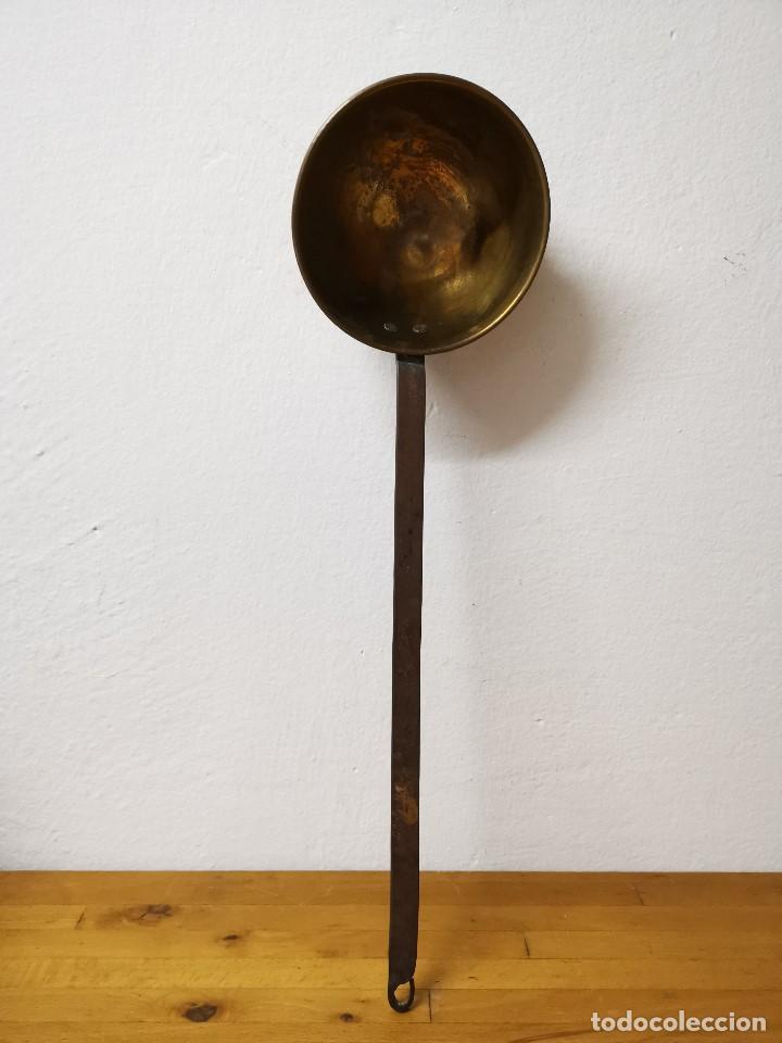 Antig&uuml;edades: Cucharon de 44cm de bronce con mango de hierro - Foto 1