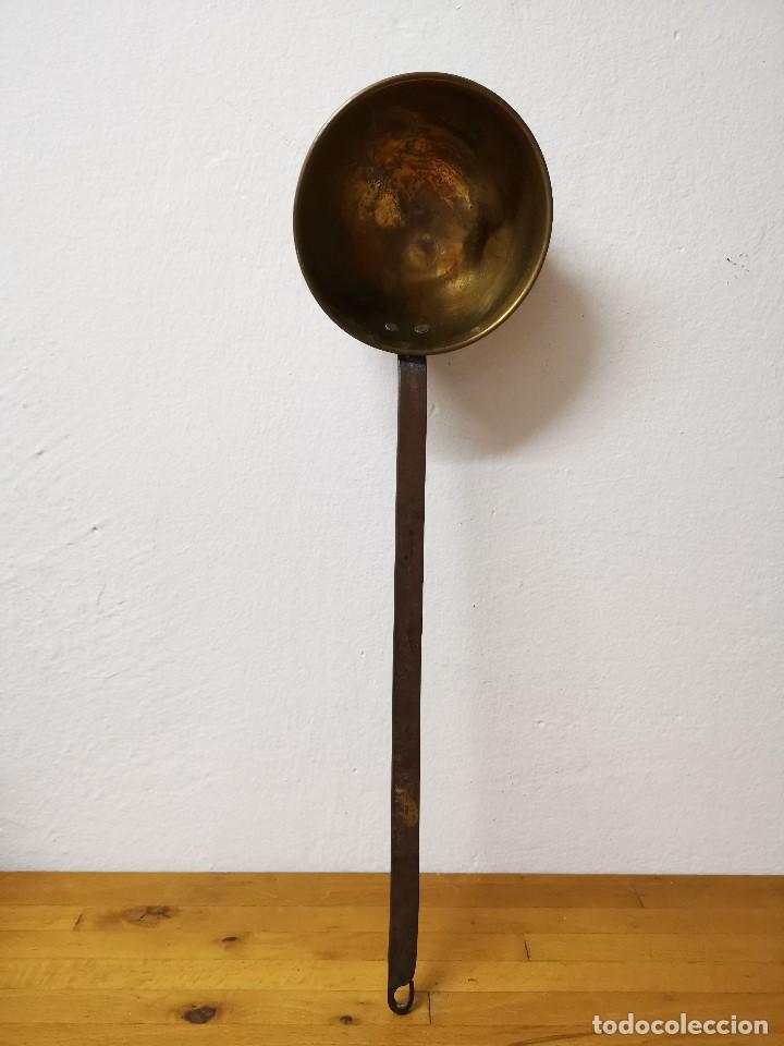 Antig&uuml;edades: Cucharon de 44cm de bronce con mango de hierro - Foto 2