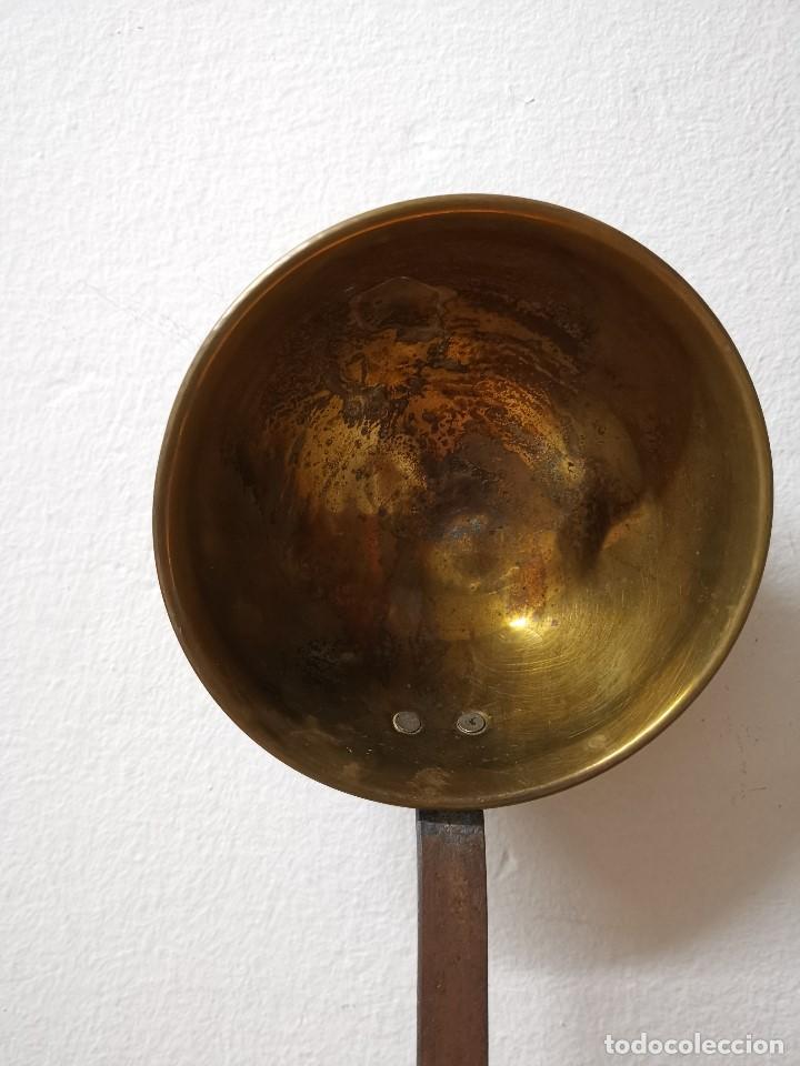 Antig&uuml;edades: Cucharon de 44cm de bronce con mango de hierro - Foto 3