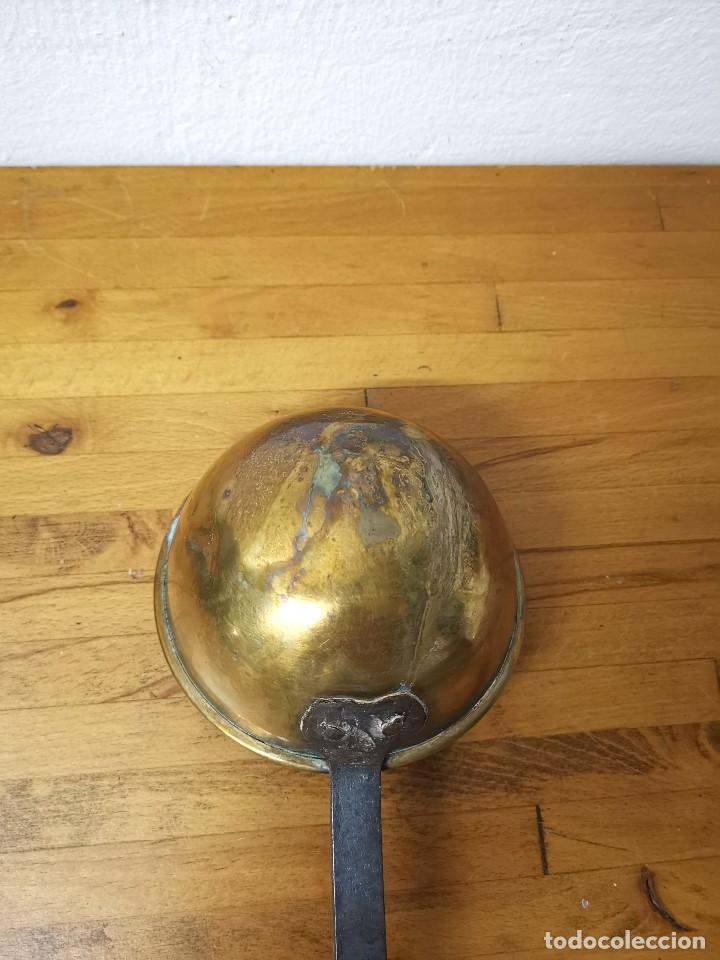 Antig&uuml;edades: Cucharon de 44cm de bronce con mango de hierro - Foto 5