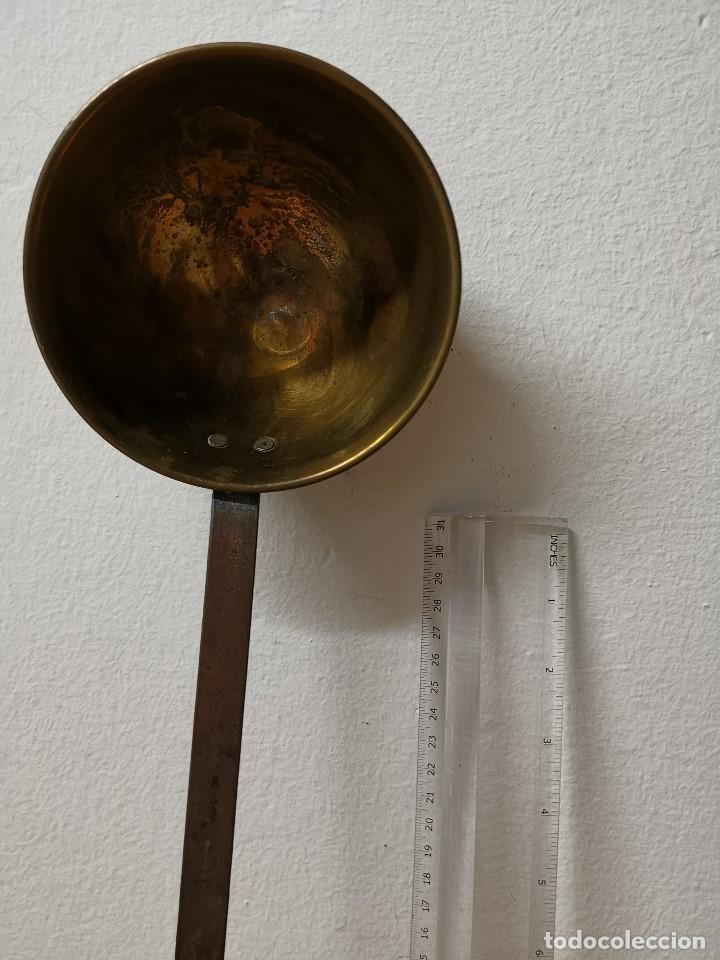 Antig&uuml;edades: Cucharon de 44cm de bronce con mango de hierro - Foto 10