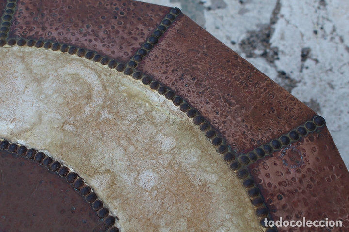 Antig&uuml;edades: mesa en madera y metal con tachuelas - Foto 5