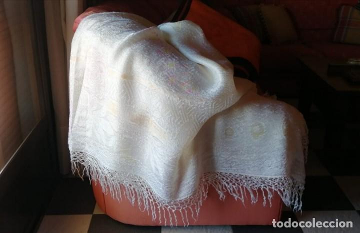 Antig&uuml;edades: COLCHA DE SEDA BROCADA CON FLECOS COLOR MARFIL. - Foto 1