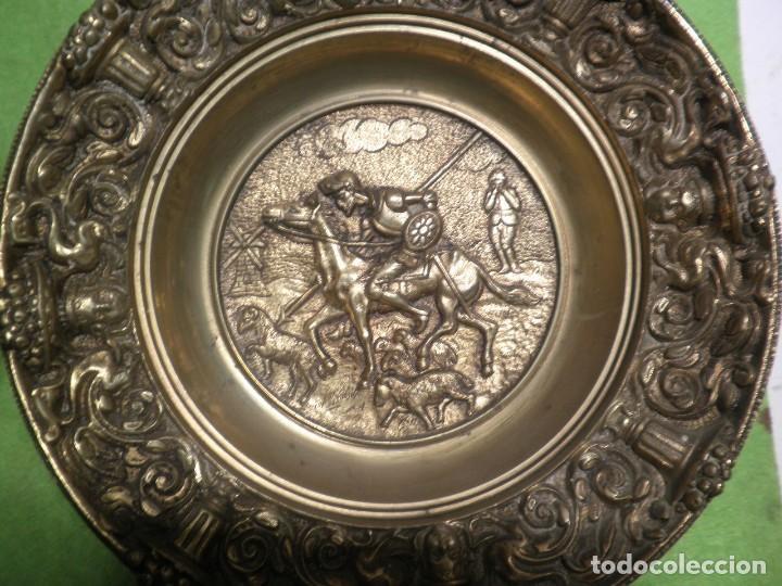 Antig&uuml;edades: Dos precioso platos de bronce - Foto 2