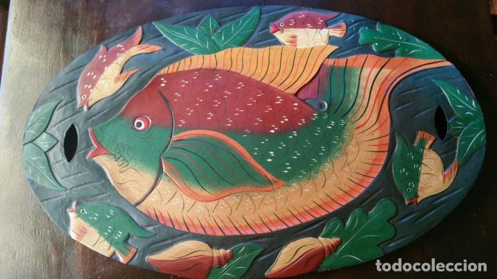 Antig&uuml;edades: BANDEJA DE MADERA TALLADA Y PINTADA A MANO CON PECES - Foto 1
