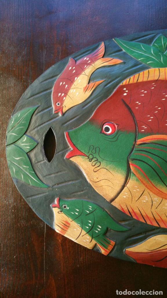 Antig&uuml;edades: BANDEJA DE MADERA TALLADA Y PINTADA A MANO CON PECES - Foto 2