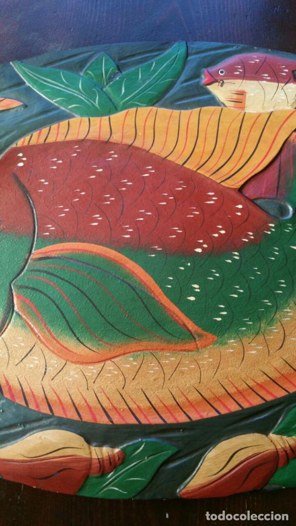 Antig&uuml;edades: BANDEJA DE MADERA TALLADA Y PINTADA A MANO CON PECES - Foto 3
