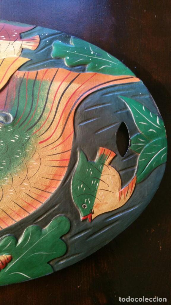 Antig&uuml;edades: BANDEJA DE MADERA TALLADA Y PINTADA A MANO CON PECES - Foto 4