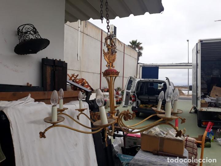 Antig&uuml;edades: lampara de metal con escudo - Foto 1