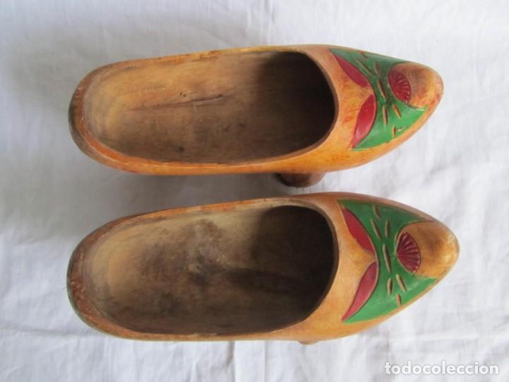 Antig&uuml;edades: Pareja de zuecos de madera peque&ntilde;os - Foto 2