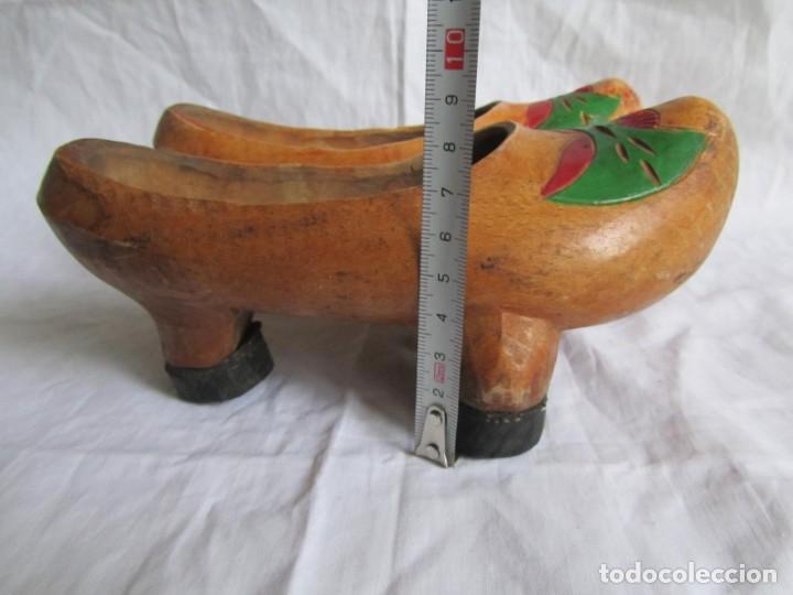Antig&uuml;edades: Pareja de zuecos de madera peque&ntilde;os - Foto 5