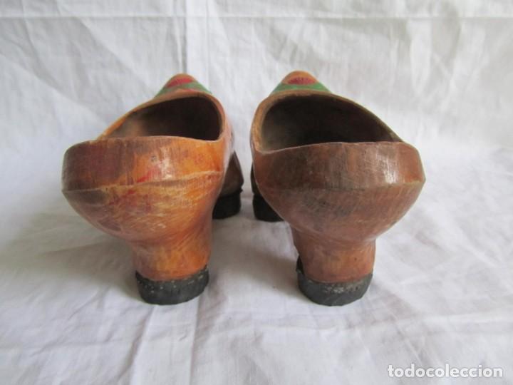 Antig&uuml;edades: Pareja de zuecos de madera peque&ntilde;os - Foto 6