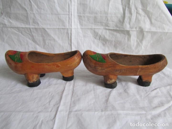 Antig&uuml;edades: Pareja de zuecos de madera peque&ntilde;os - Foto 7